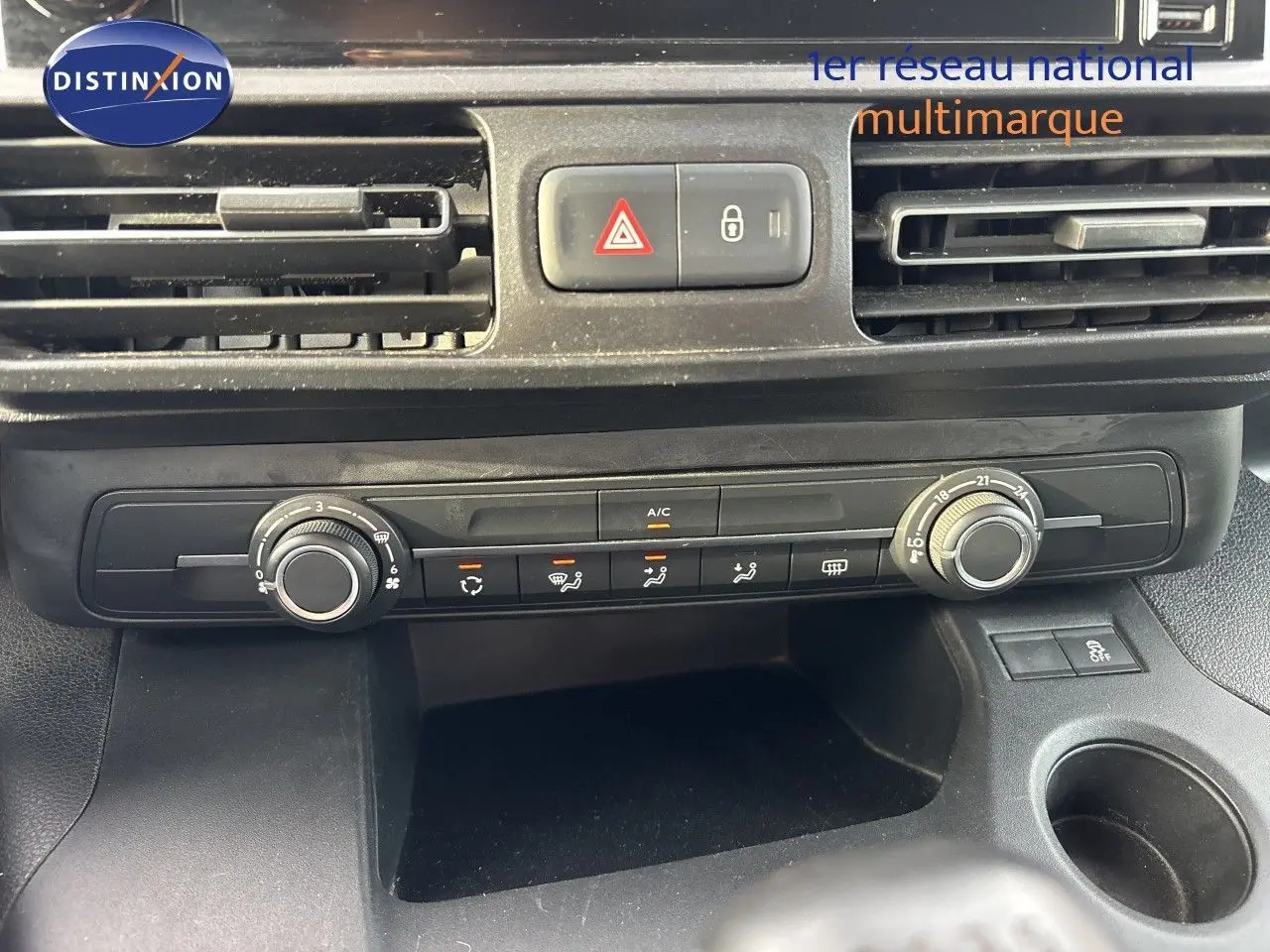Détail du tableau de bord du Citroën Berlingo Multispace 2019, montrant la commande de climatisation et les aérateurs noirs.