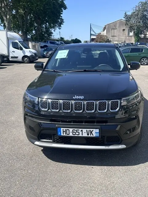 Vue avant d'un Jeep Compass noir 2025 avec calandre distinctive et plaques d'immatriculation françaises visibles.