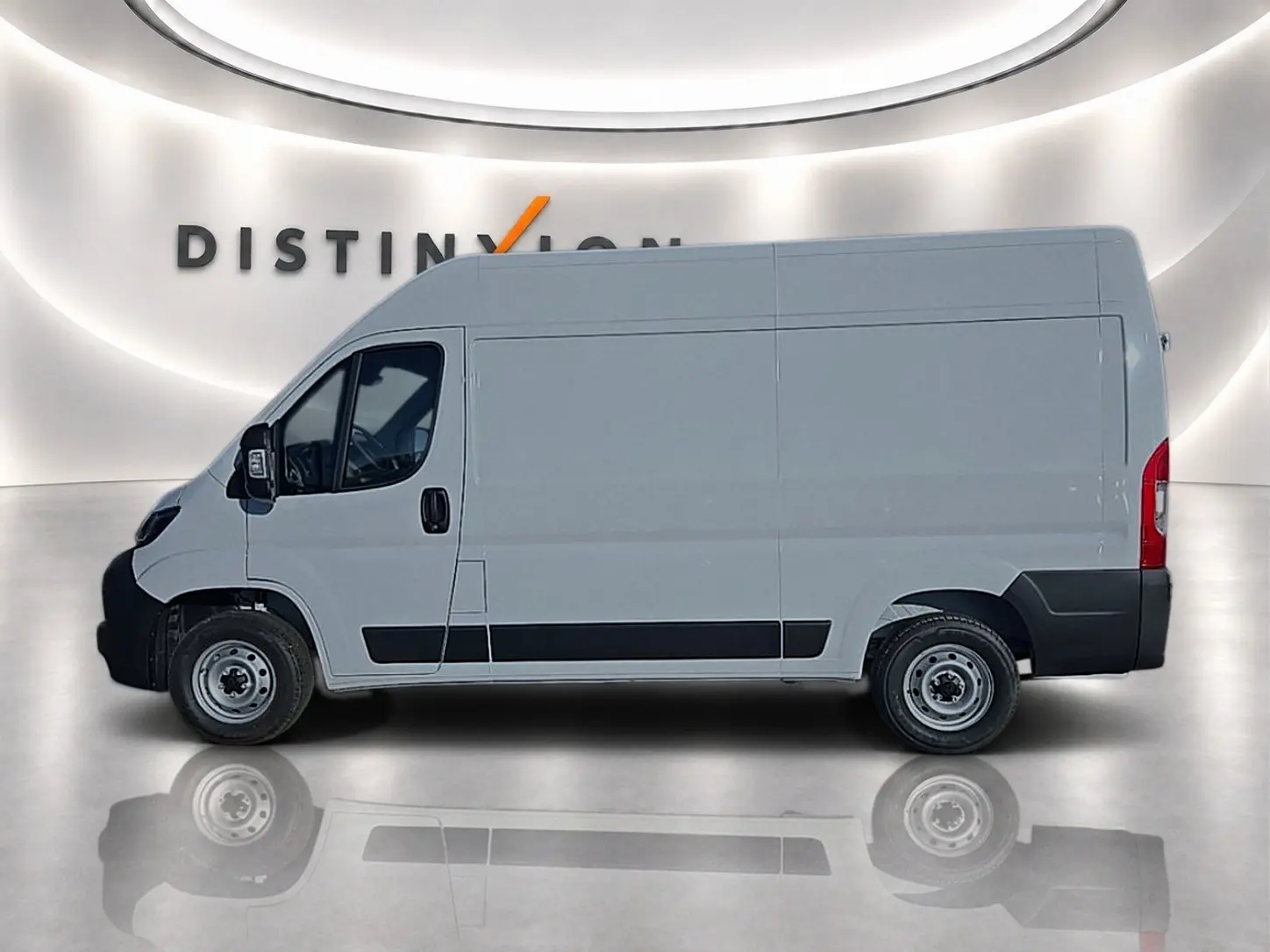 Profil côté gauche du Peugeot Boxer Fourgon blanc L2H2 avec porte latérale coulissante en studio lumineux.