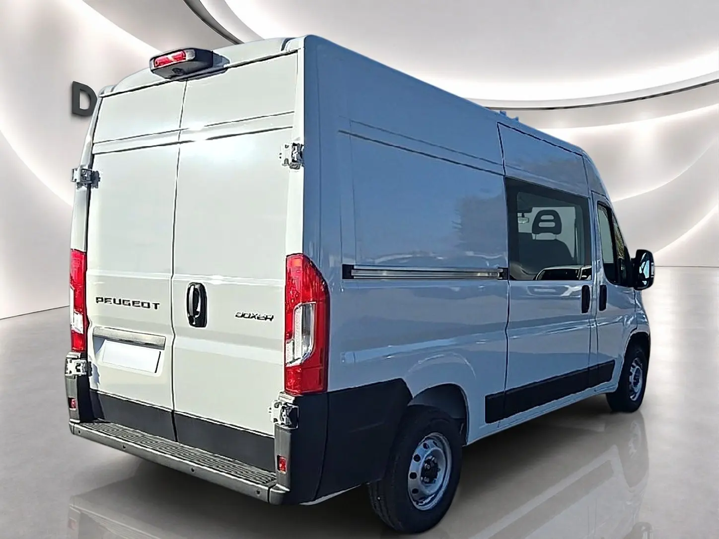 Vue 3/4 arrière droite d’un Peugeot Boxer Fourgon blanc avec porte latérale coulissante et double portes arrière ouvertes à 270°