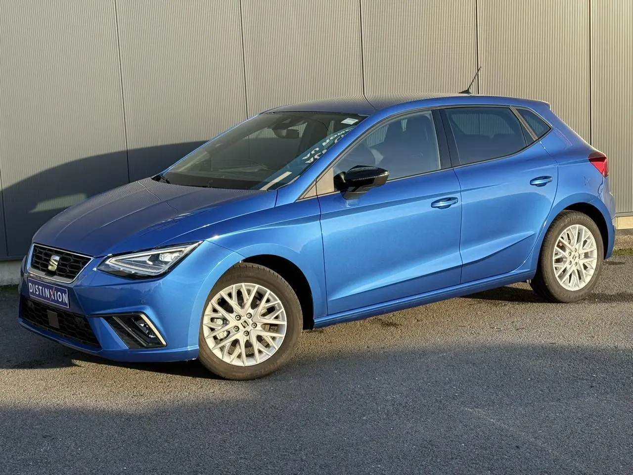 SEAT Ibiza TSI 115 FR bleu saphir vue 3/4 avant droit avec jantes alliage et phares LED triangulaires
