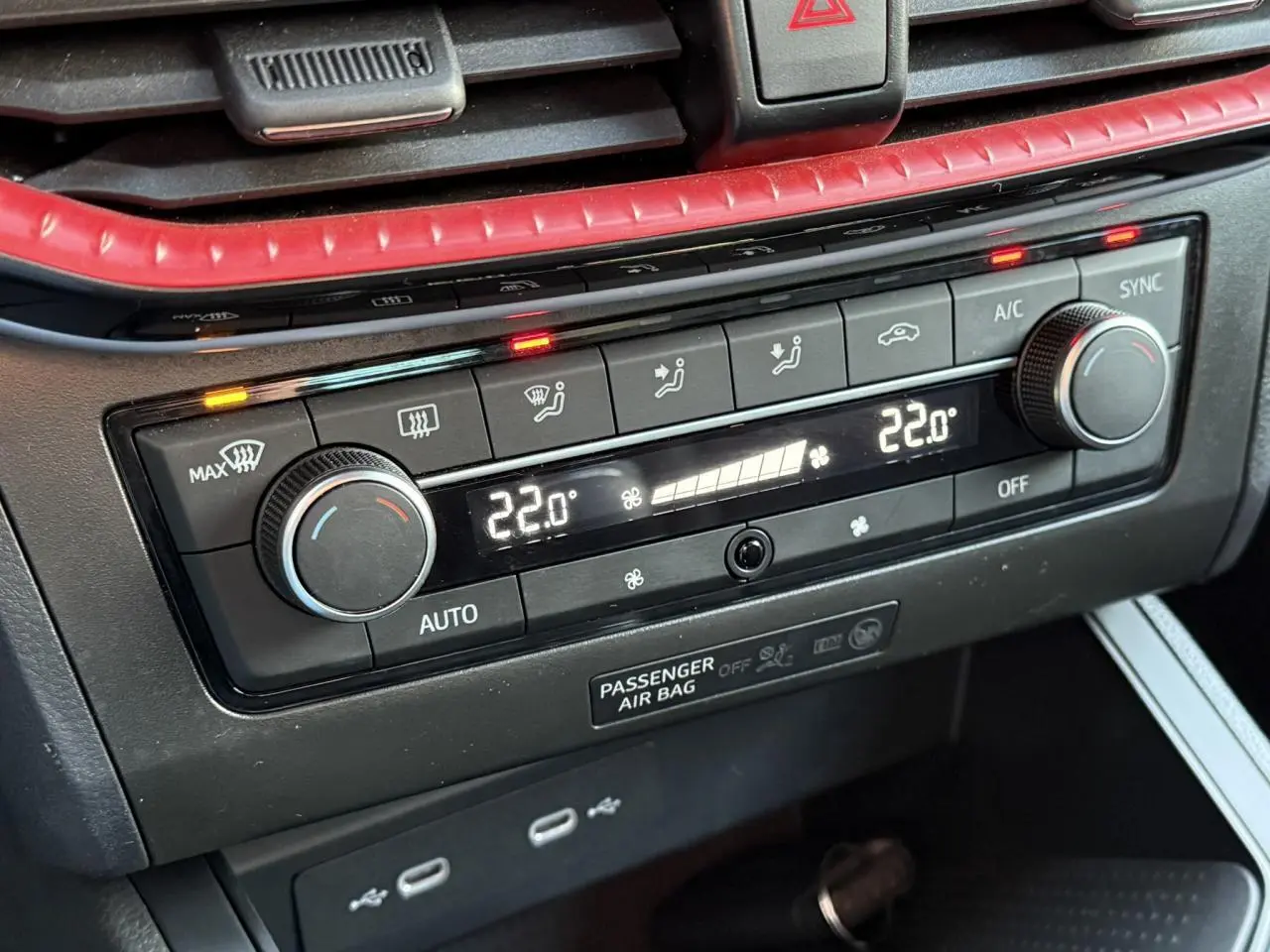 Gros plan sur la commande de climatisation bi-zone digitale avec finition rouge et affichage à 22 degrés dans une SEAT Ibiza 2025.
