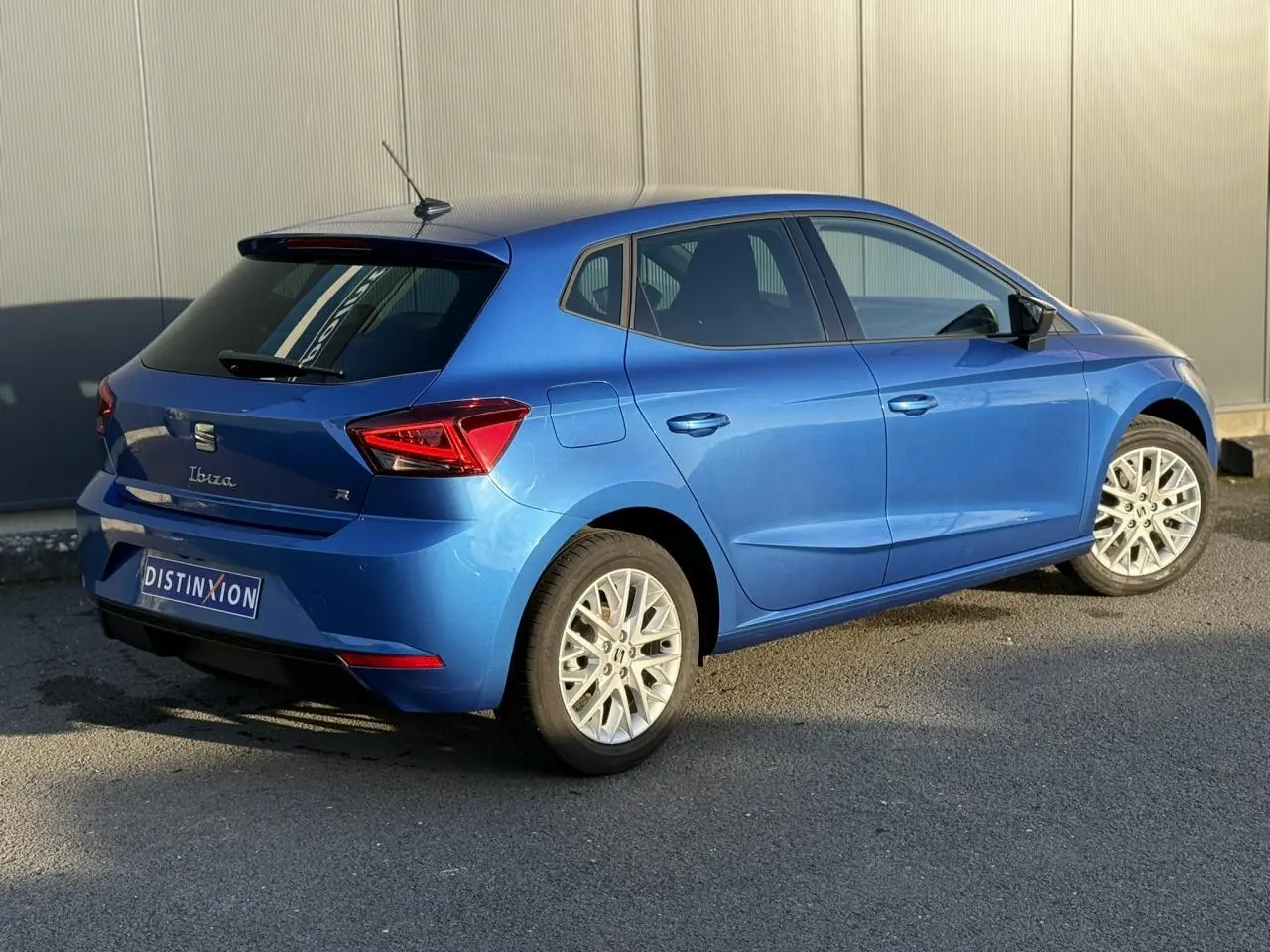 SEAT Ibiza TSI 115 FR bleu saphir vue 3/4 arrière droit avec jantes alliage et feux LED triangulaires.