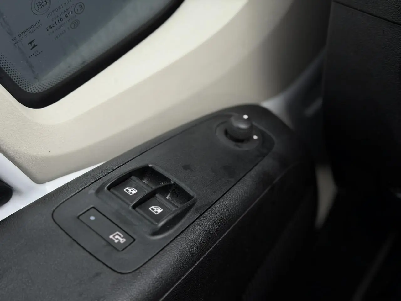 Gros plan sur les commandes de lève-vitres et rétroviseurs côté conducteur du fourgon blanc Opel Movano 2024.