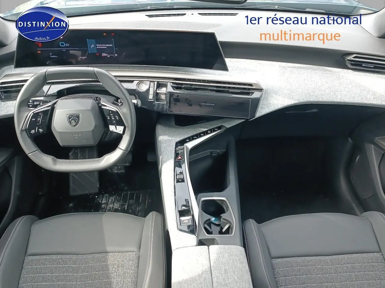 Vue intérieure avant du Peugeot 5008 Hybrid bleu 2025, volant cuir multifonction et tableau de bord numérique large.