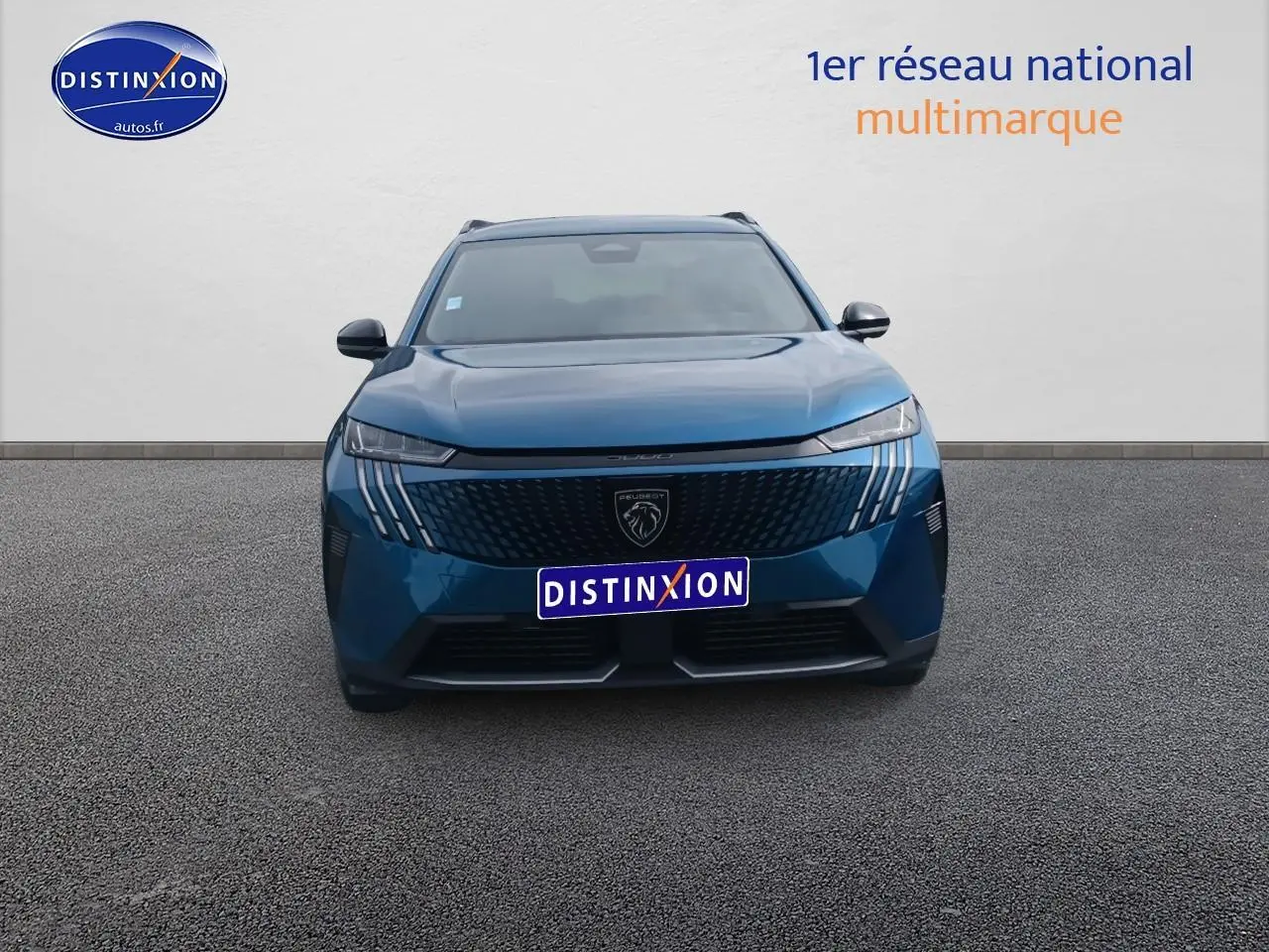 Vue frontale d'un Peugeot 5008 Hybrid 145 allure e-dcs6 bleu avec calandre distinctive et phares LED fins.