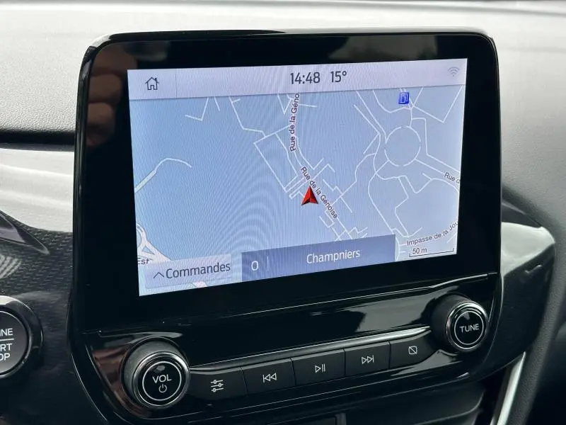 Écran tactile central du Ford Puma 2024 montrant la navigation GPS avec carte et commandes multimédia en noir brillant.