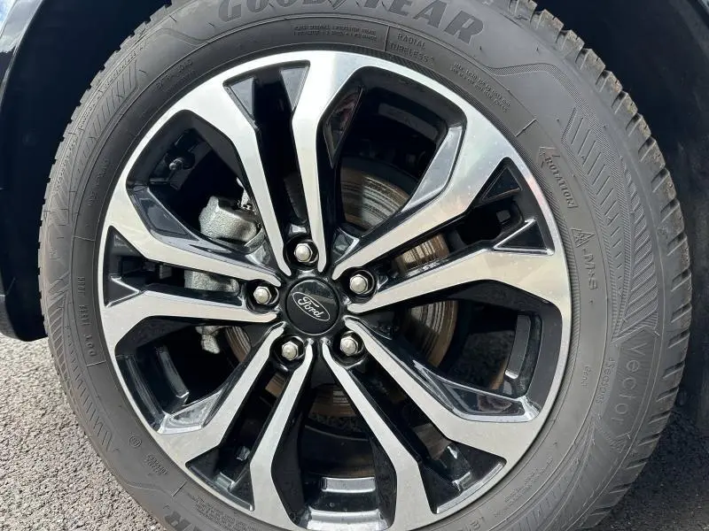 Gros plan sur la jante alliage bicolore noire et argentée du Ford Puma 2024 en Noir Agate Métallisée.