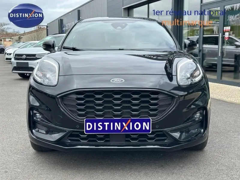 Vue frontale d’un Ford Puma 2024 noir Agate Métallisée avec calandre hexagonale et phares arrondis, version ST-Line.