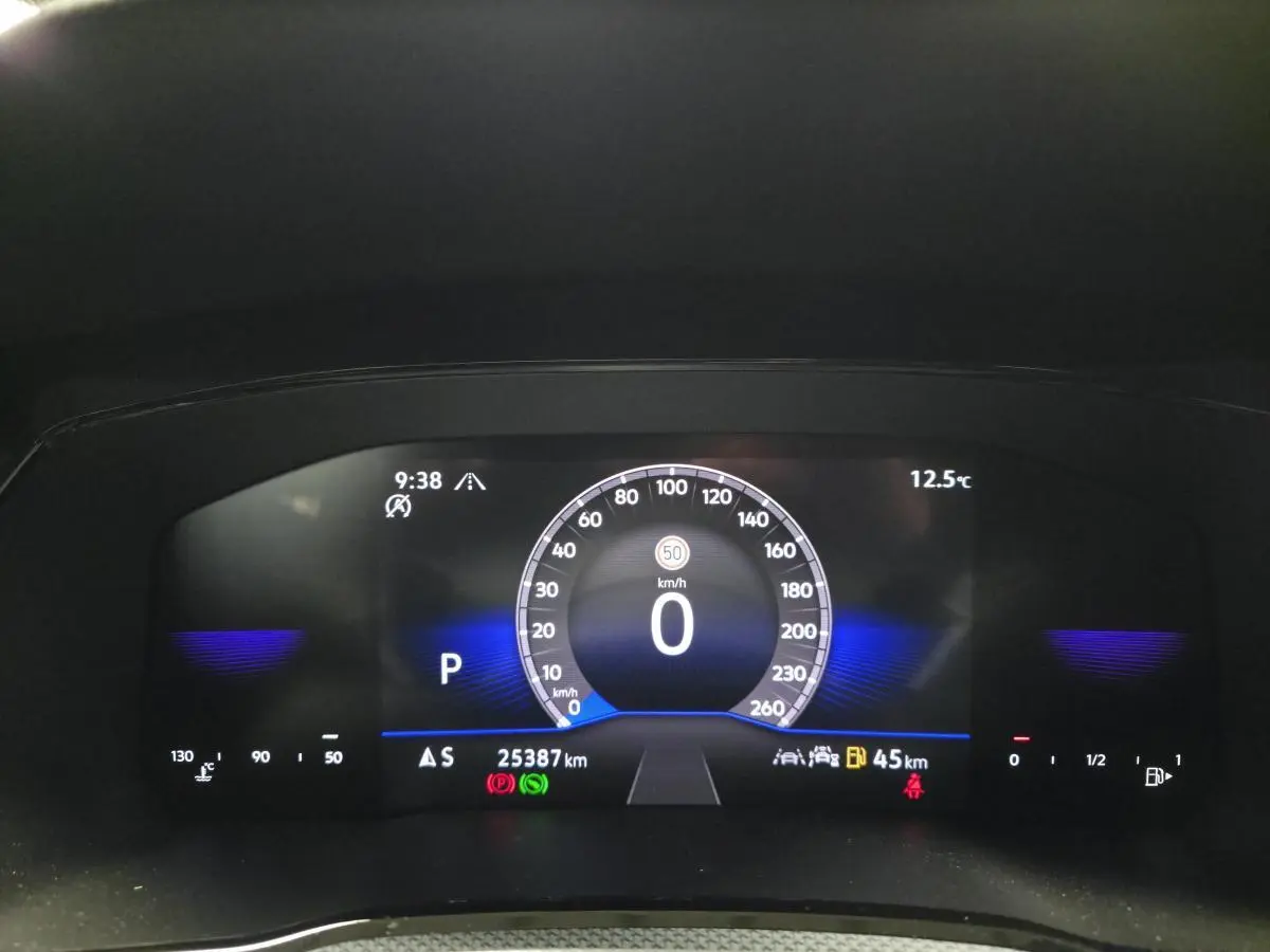 Tableau de bord numérique du Volkswagen Touran 2025 affichant 0 km/h, 25 387 km et température extérieure 12,5°C.