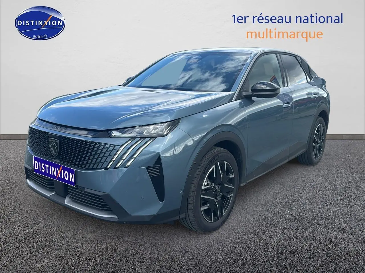 Peugeot 3008 bleu 3/4 avant droit avec calandre noire et jantes alliage noires.