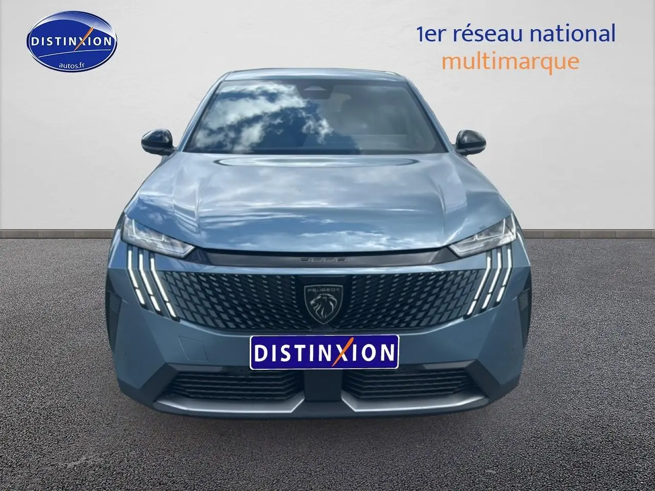 Vue frontale d’un Peugeot 3008 bleu 2025 avec calandre noire et feux LED à signature verticale distinctive.