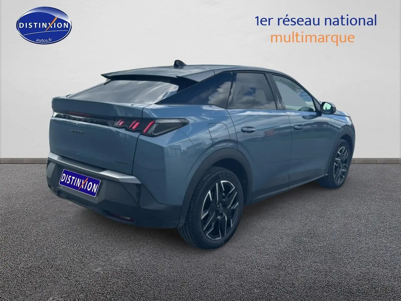 Vue 3/4 arrière droite d’un Peugeot 3008 bleu 2025 avec jantes alu et feux arrière LED distinctifs.