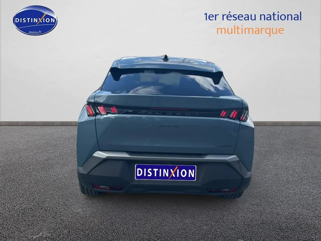 Vue arrière d'un Peugeot 3008 bleu 2025 avec feux LED distinctifs et becquet arrière.