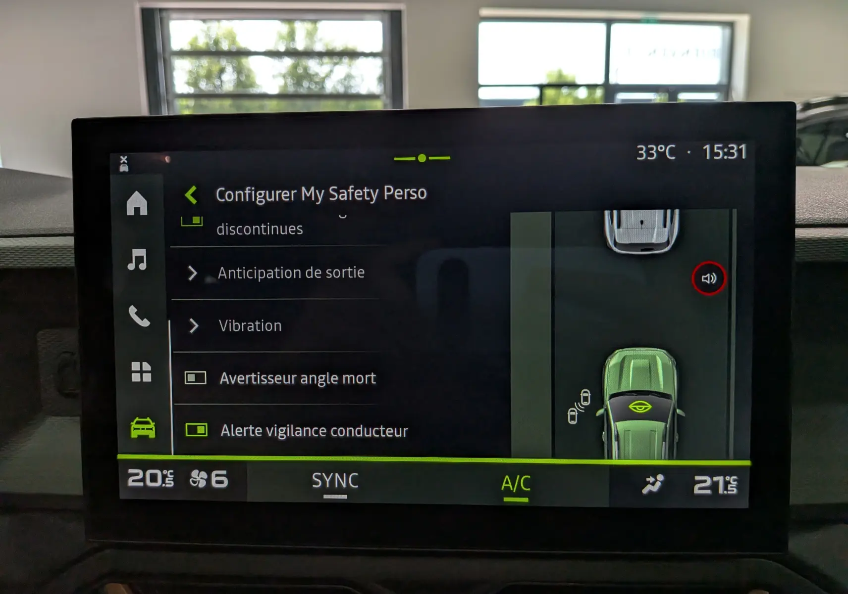 Écran central du tableau de bord montrant les réglages de sécurité du Dacia Bigster avec interface moderne et température affichée.