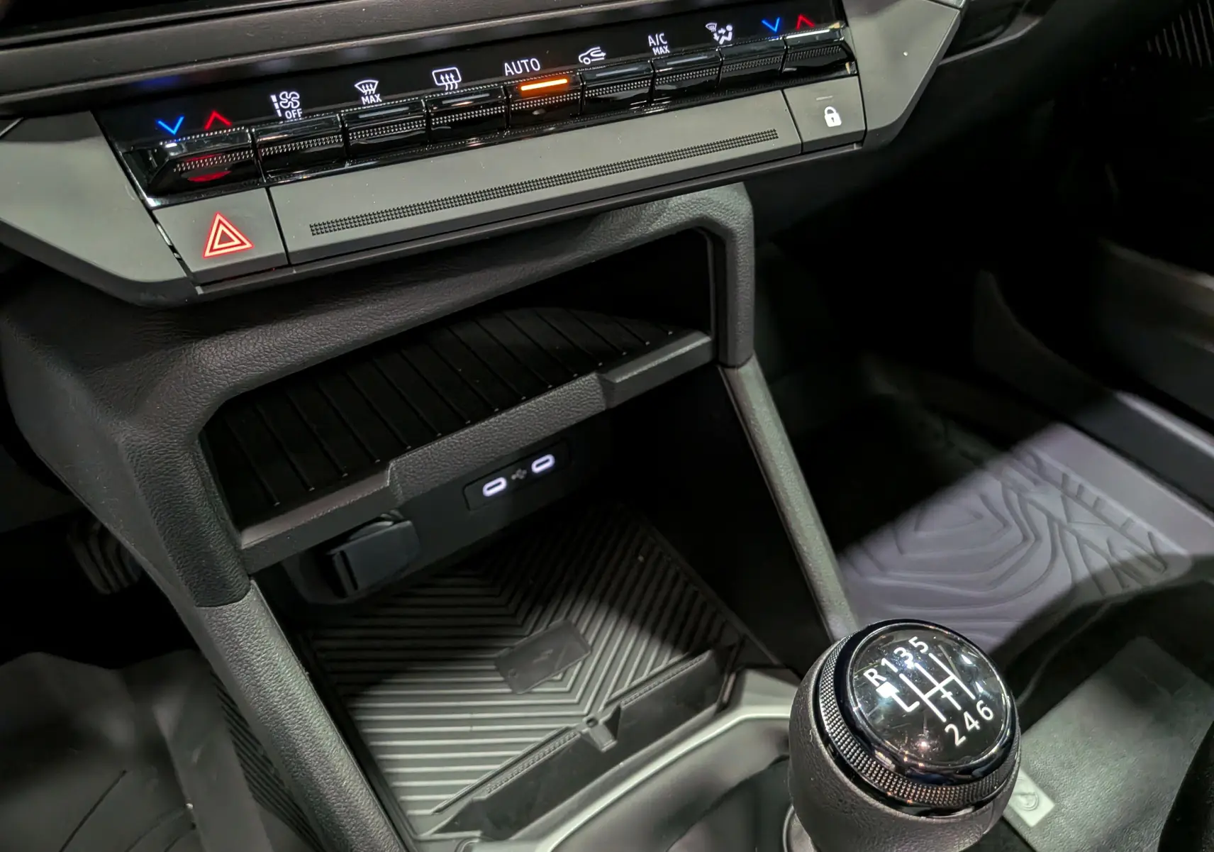Gros plan sur la console centrale intérieure du Dacia Bigster 2026, avec levier de vitesse manuel et commandes climatisation.