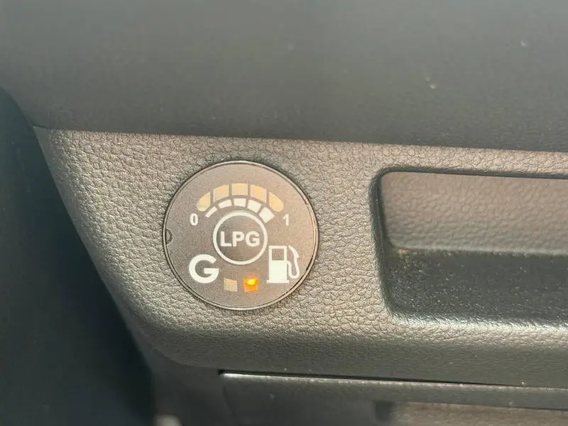 Gros plan sur l'indicateur de niveau GPL dans l'habitacle de la Renault Clio gris schiste, version 2025.