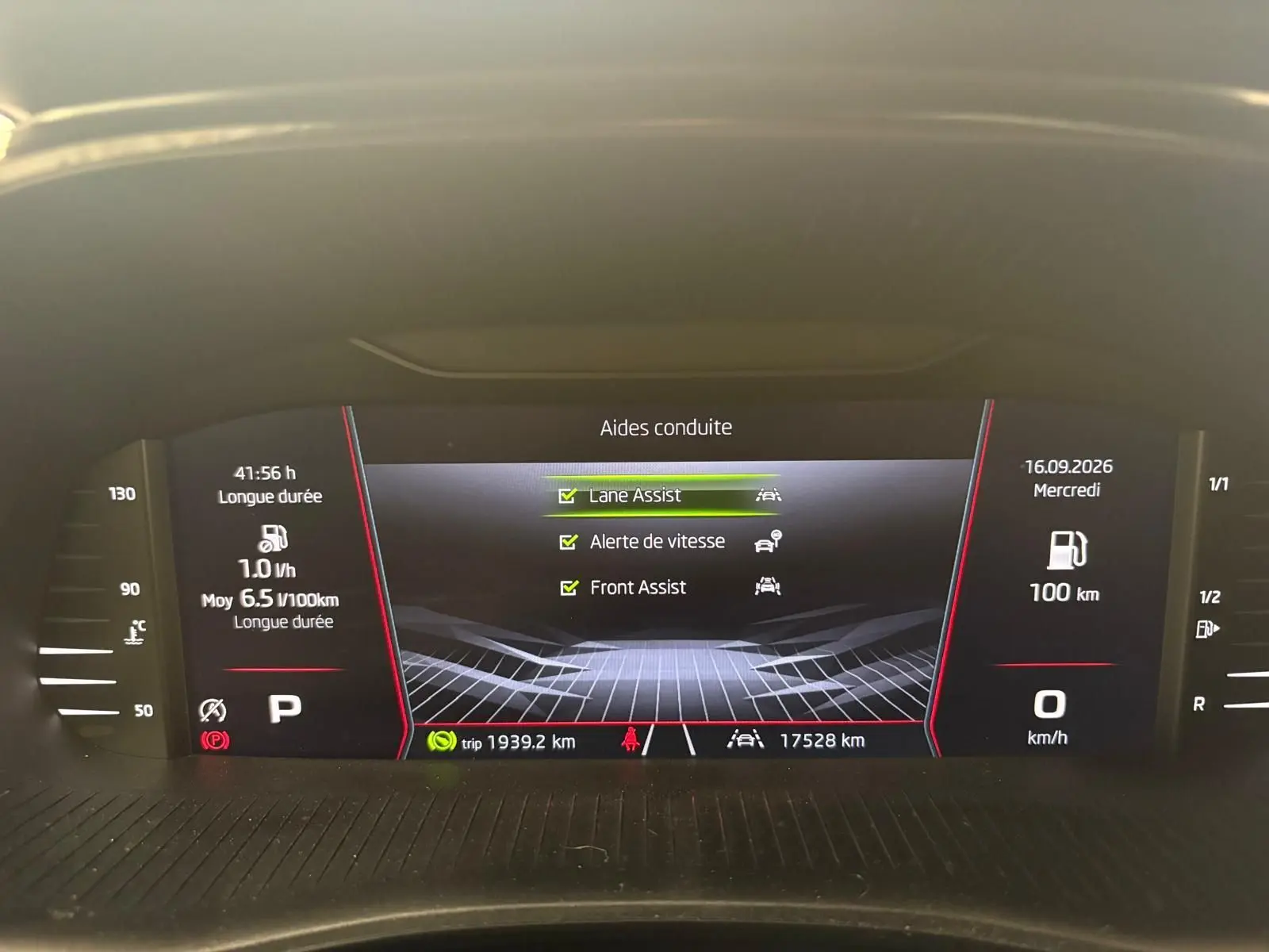 Tableau de bord numérique de la Skoda Fabia 2025 affichant les aides à la conduite et les informations de trajet.