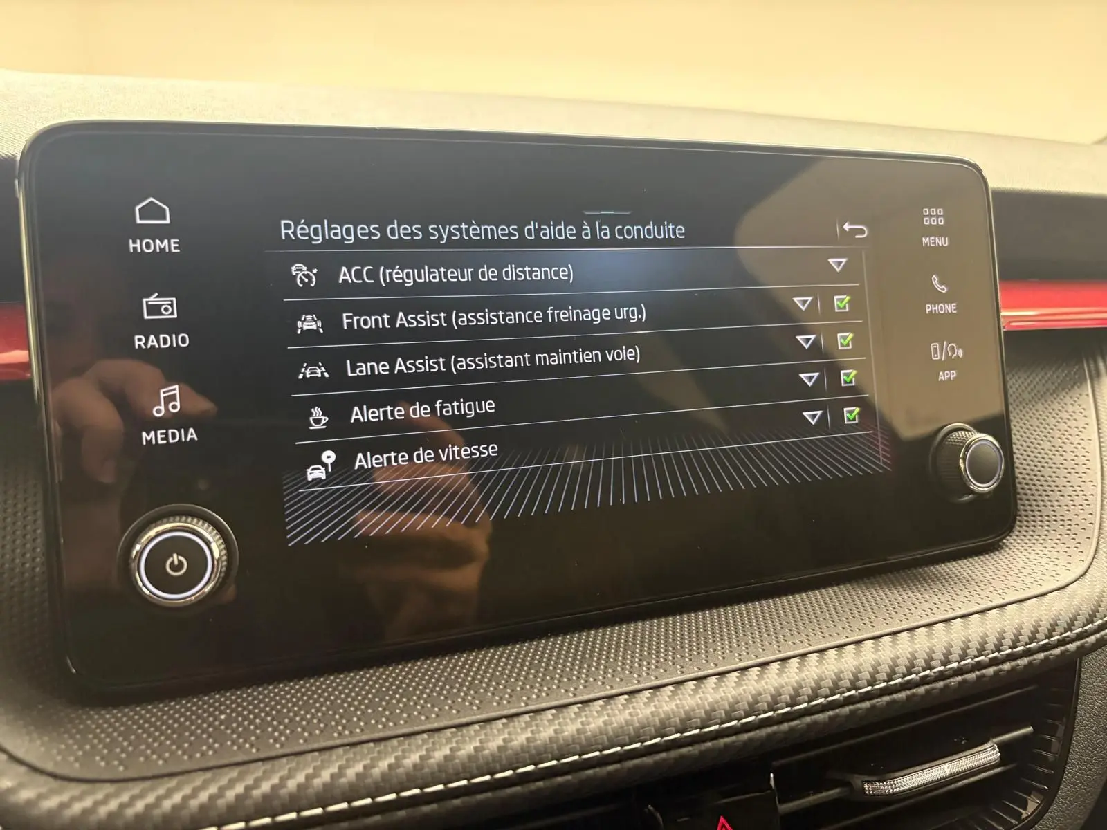 Écran tactile du tableau de bord de la Skoda Fabia 2025 affichant les réglages d’aide à la conduite.