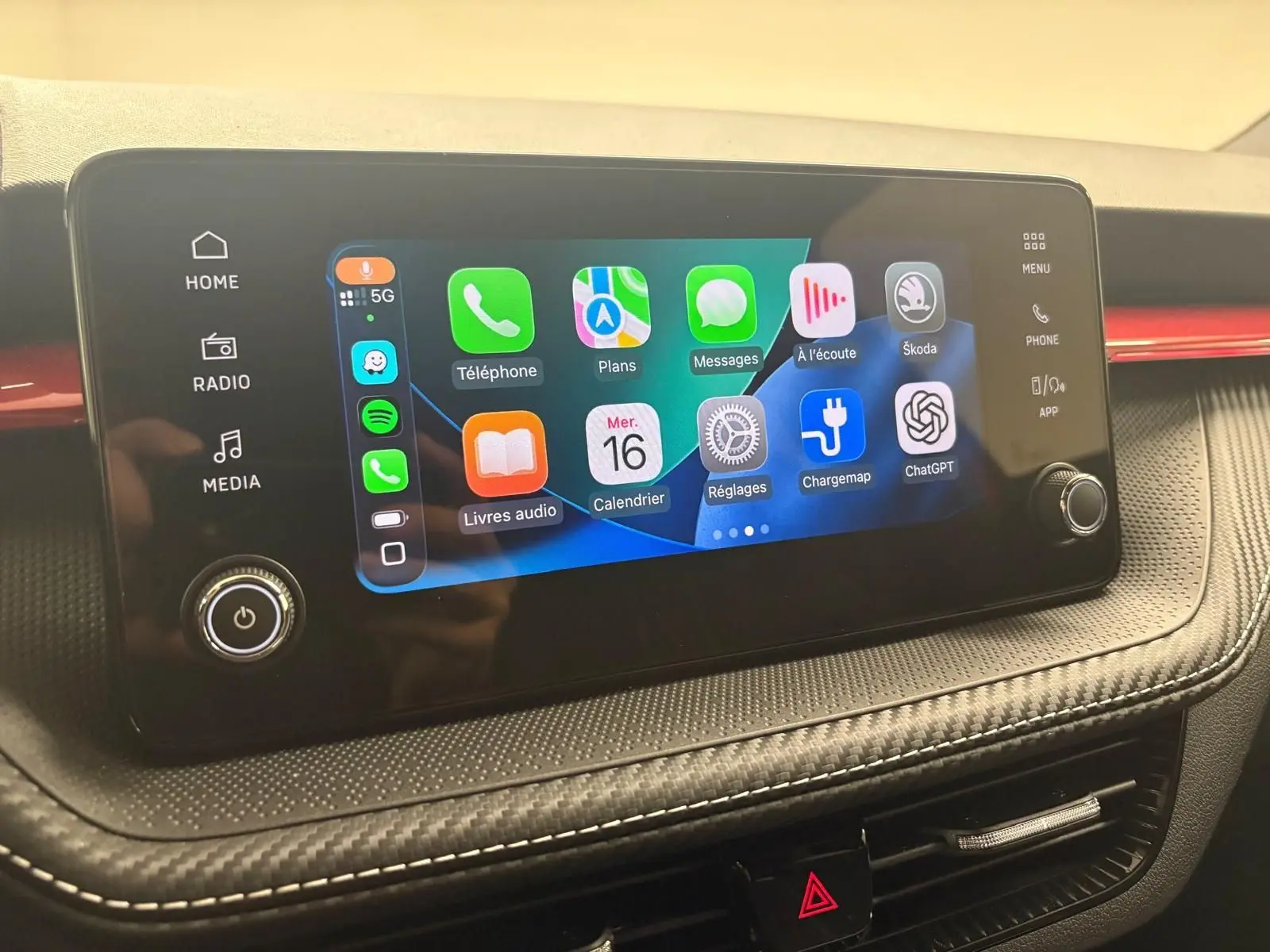 Écran tactile central du tableau de bord de la Skoda Fabia Monte Carlo 2025 avec interface connectée et finition carbone.