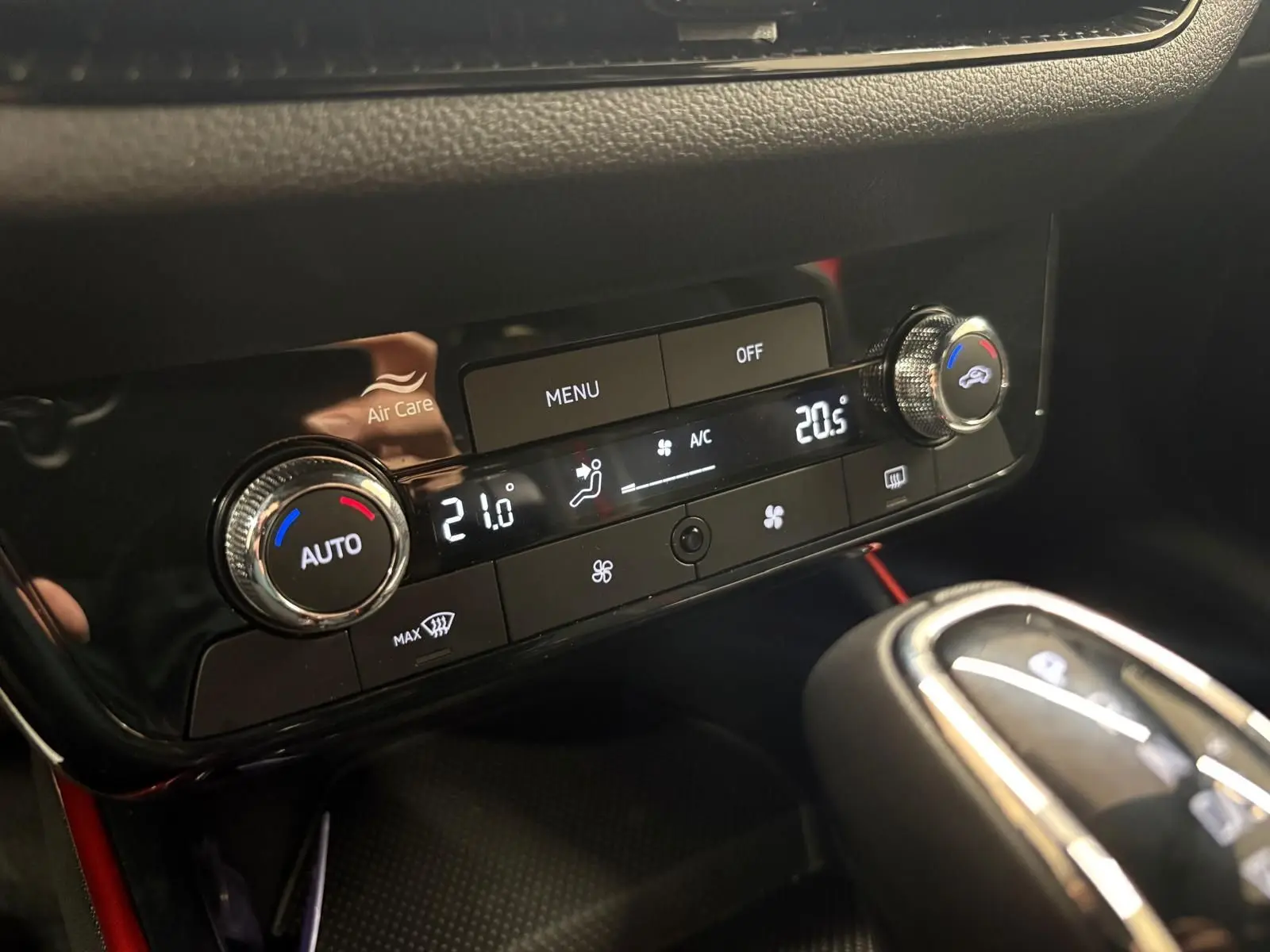 Gros plan sur la console centrale de la Skoda Fabia 2025, montrant la climatisation digitale et le levier de boîte automatique.
