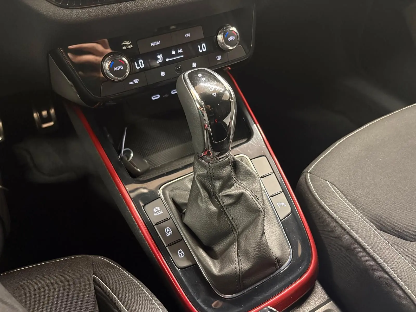 Gros plan sur la console centrale de la Skoda Fabia 2025, levier de boîte auto entouré d’un cadre rouge Velvet.