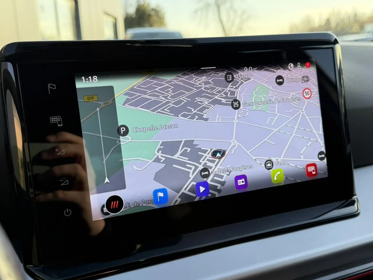 Écran tactile du système de navigation NaviSystem+9 de la SEAT IBIZA TSI 115 FR 2025 en gros plan intérieur