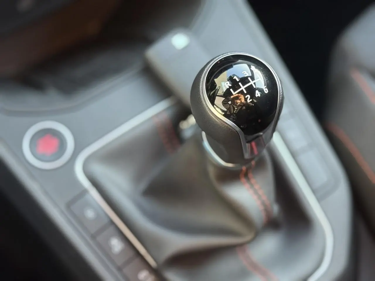Le levier de vitesses manuel noir avec surpiqûres rouges de la SEAT IBIZA TSI 115 FR 2025.