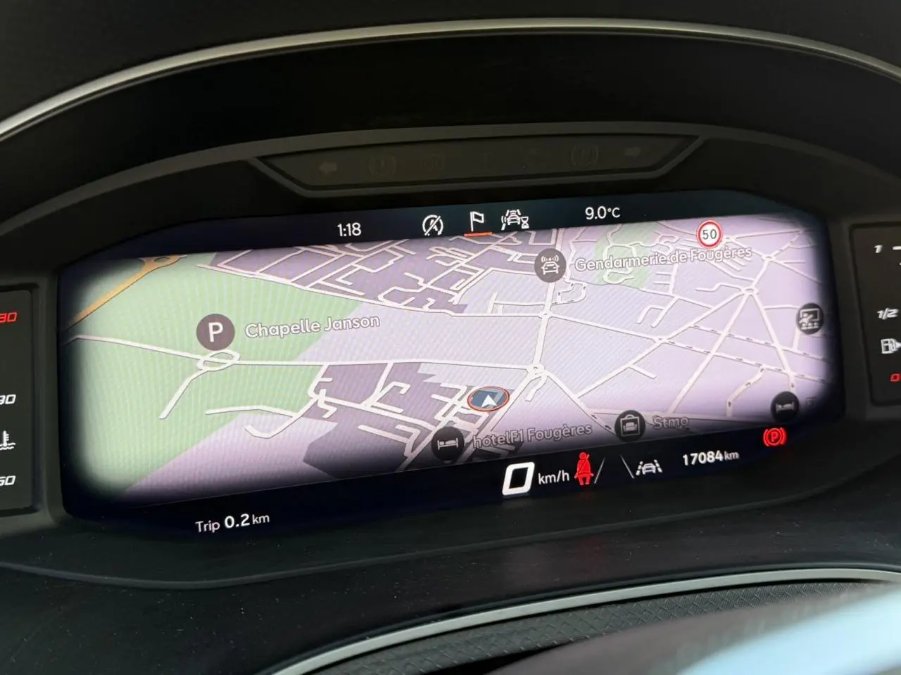 Affichage numérique 10 pouces du tableau de bord SEAT IBIZA TSI 115 FR 2025 avec navigation et informations de conduite.