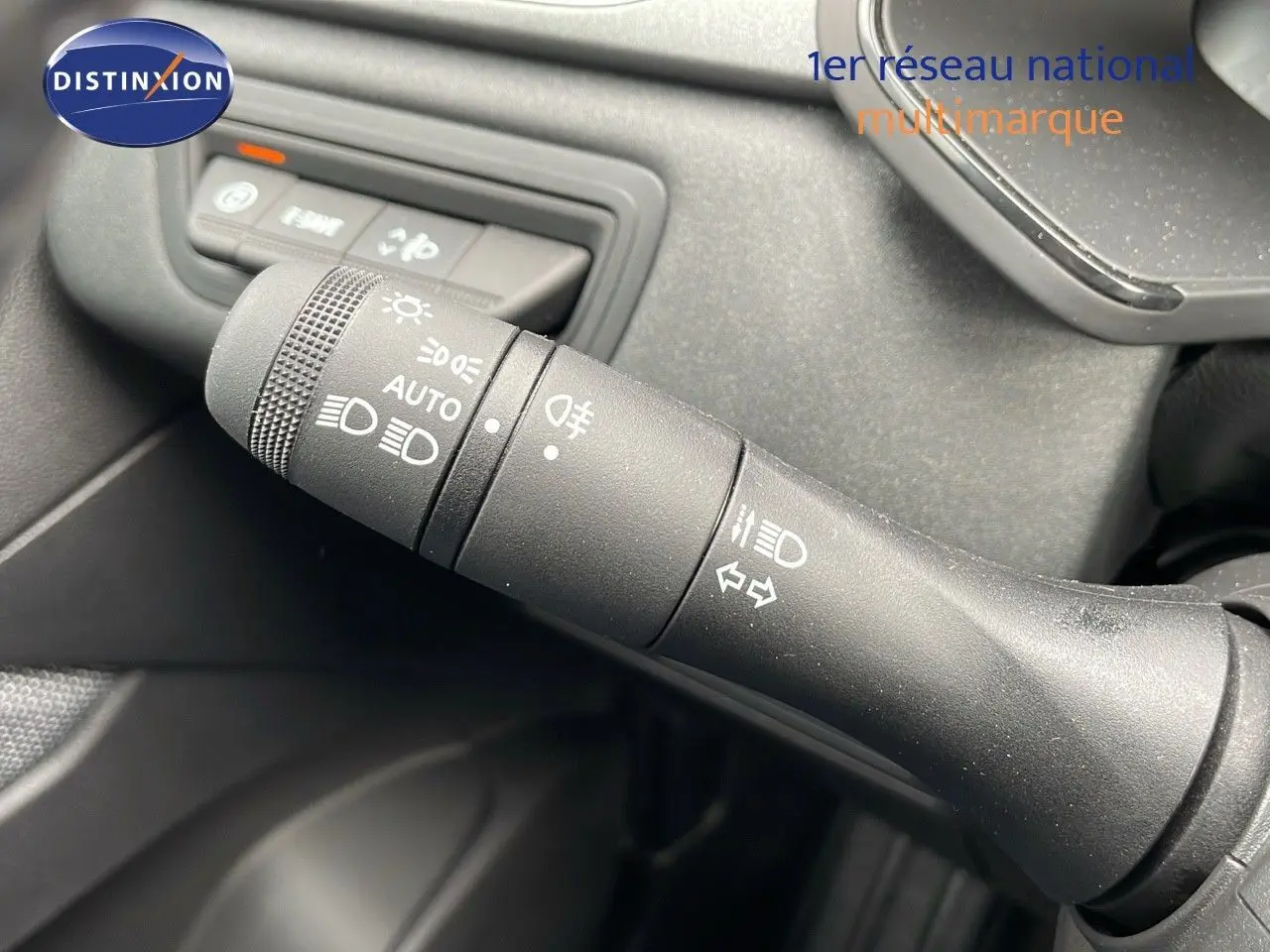 Gros plan sur la commande des phares et clignotants du Renault Captur 2025, intérieur noir mat.