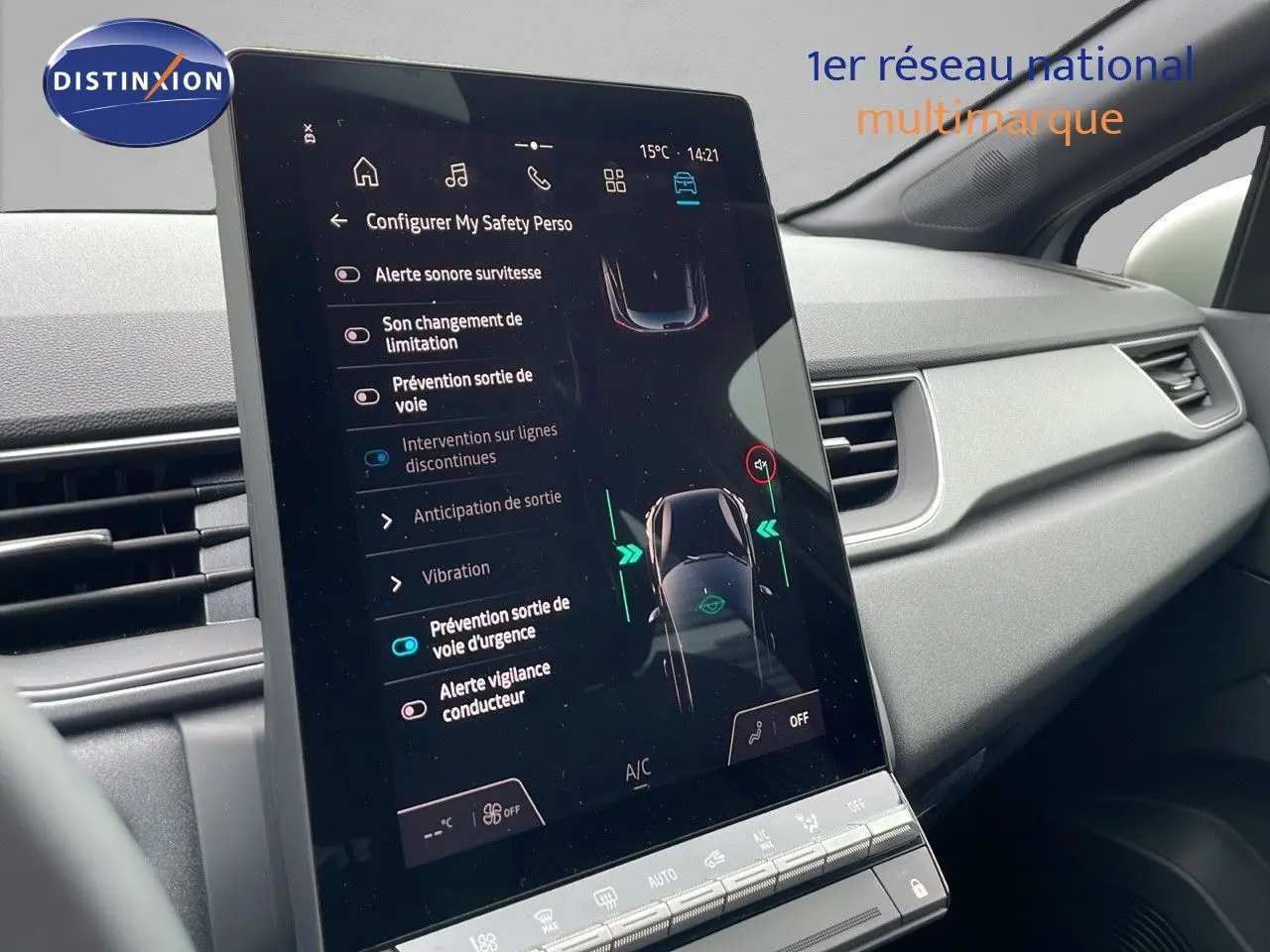 Vue intérieure centrée sur l’écran tactile du tableau de bord du Renault Captur 2025, affichant les aides à la conduite.