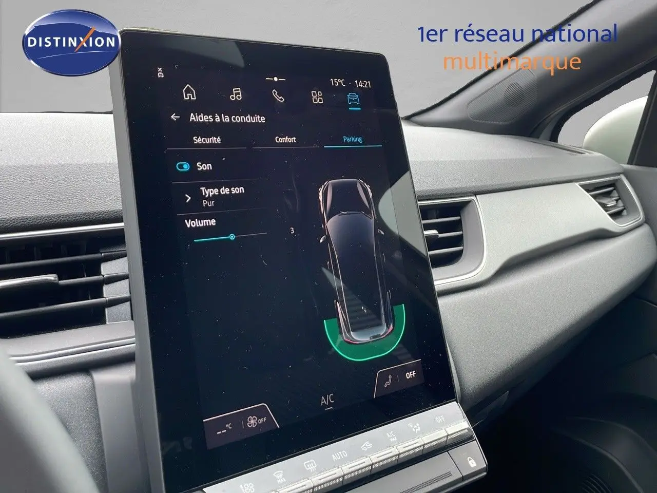 Vue intérieure centrée sur l'écran tactile du tableau de bord du Renault Captur gris Rafale métal avec toit beige.