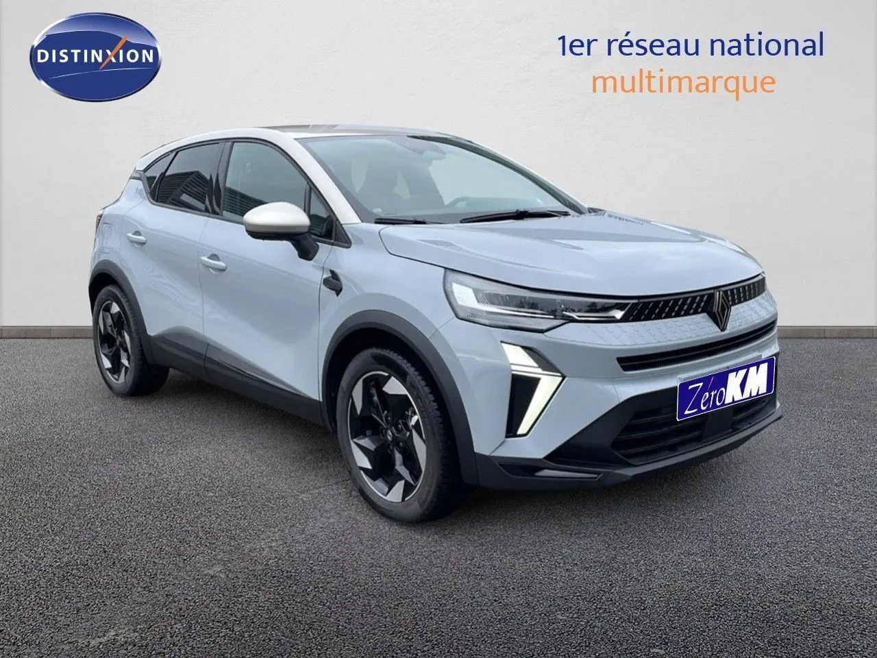 Vue 3/4 avant droit du Renault Captur 2025 gris Rafale métal avec jantes noires et toit beige.