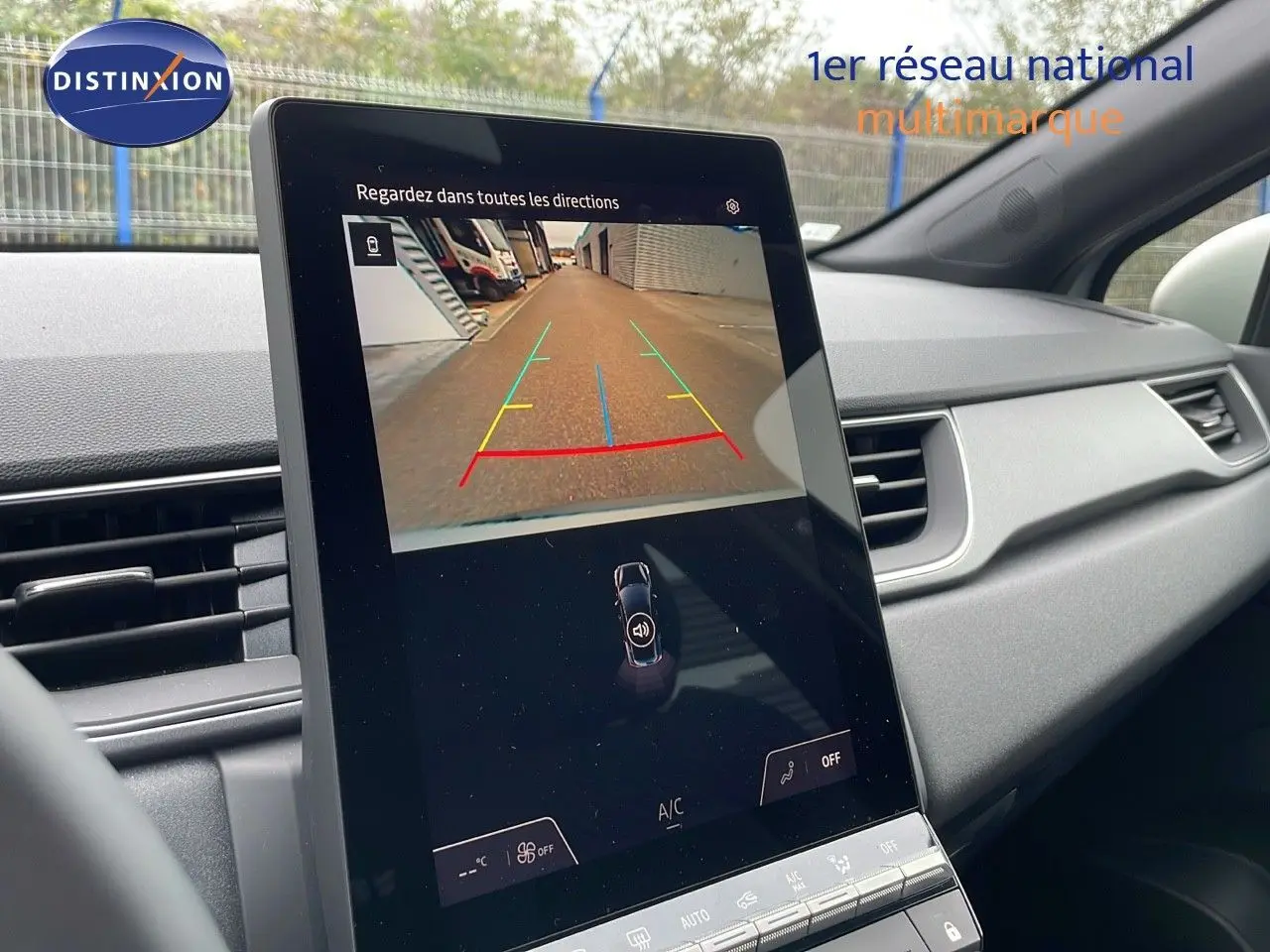 Écran central tactile affichant la caméra de recul dans l’habitacle du Renault Captur gris rafale métal toit beige.