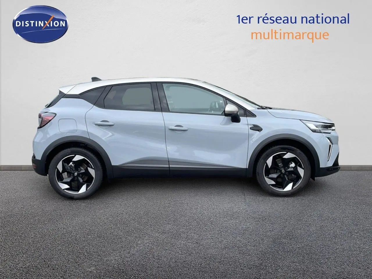 Vue de profil côté gauche du Renault Captur 2025 gris Rafale métal avec toit beige et jantes noires distinctives.