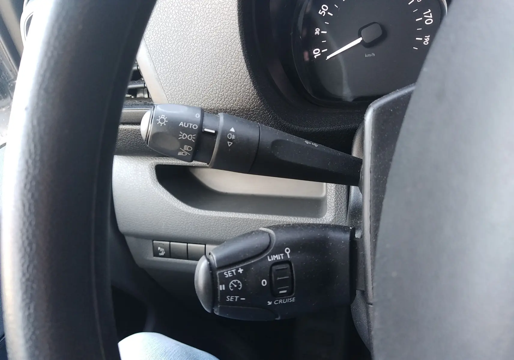Détail du volant côté gauche du Citroën Jumpy blanc 2021, montrant commandes des phares et régulateur de vitesse.