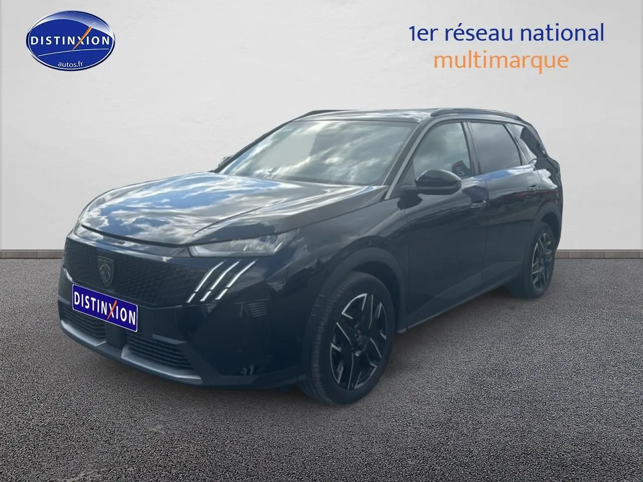 Peugeot 5008 Hybrid 145 allure e-dcs6 noir vue 3/4 avant avec phares LED et jantes alu noires.