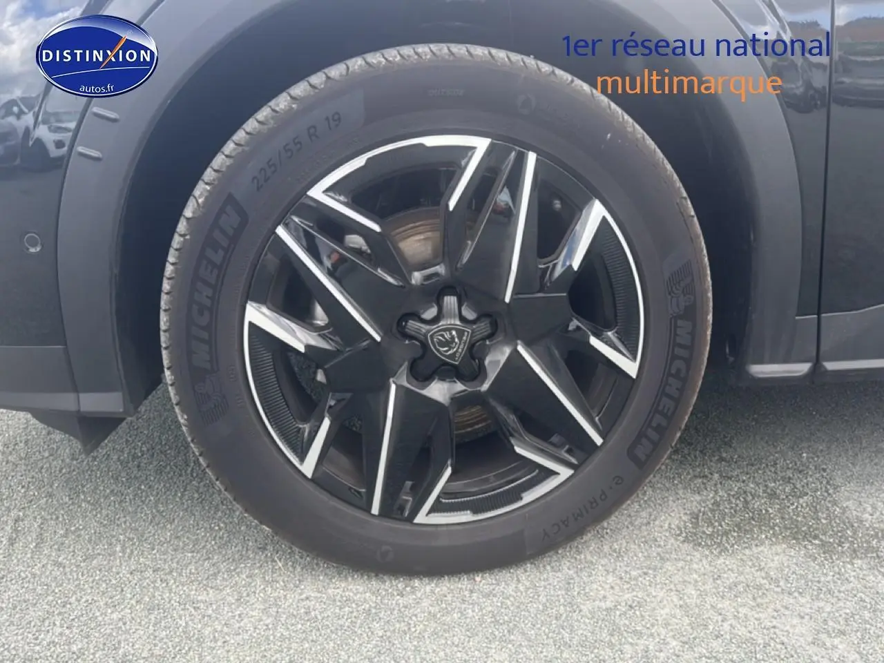 Gros plan sur la jante alu noire et argentée du Peugeot 5008 Hybrid 145 allure e-dcs6 noir, avec pneu Michelin visible.