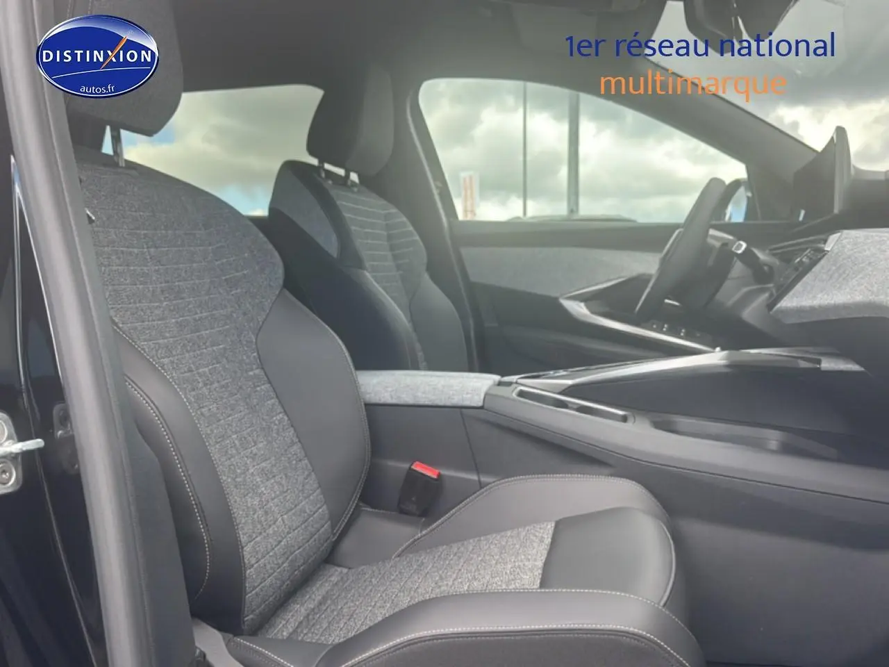 Vue intérieure côté conducteur du Peugeot 5008 Hybrid 145 allure e-dcs6 2025 avec sièges tissu gris et cuir noir.