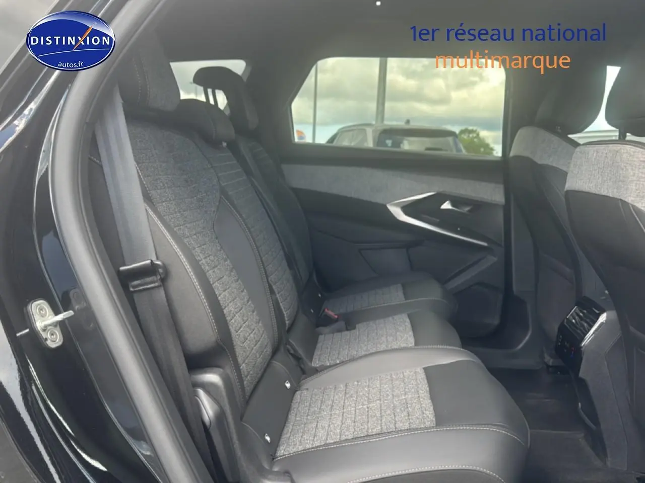 Vue côté gauche des sièges arrière en tissu gris et cuir noir du Peugeot 5008 Hybrid 145 allure e-dcs6 noir 2025.