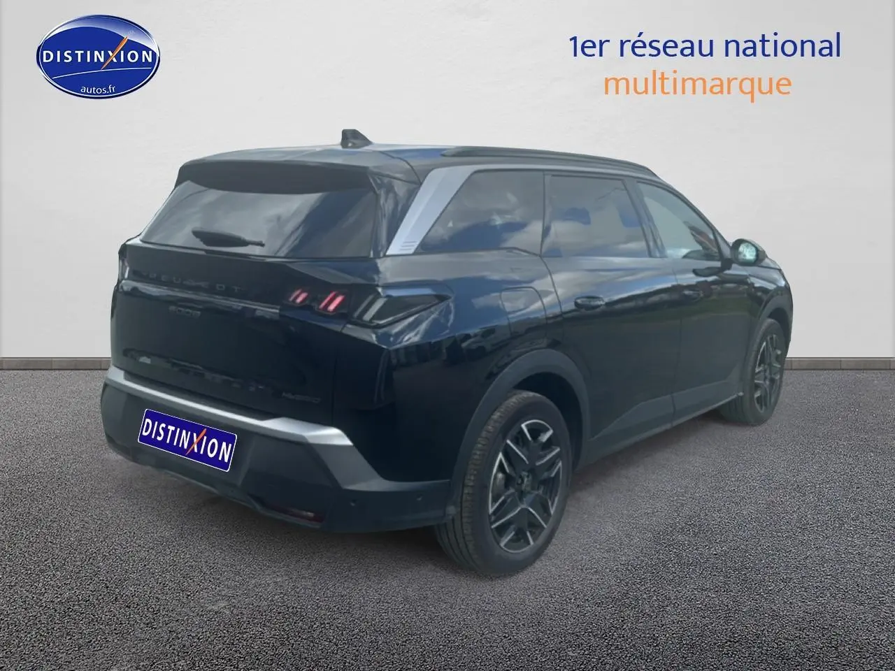 Vue 3/4 arrière droite d’un Peugeot 5008 noir 2025 avec feux arrière LED et jantes alu distinctives.