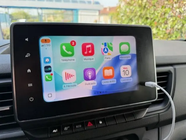 Écran tactile central du Renault Trafic Combi 2022 affichant des applications, avec câble USB connecté, intérieur gris.
