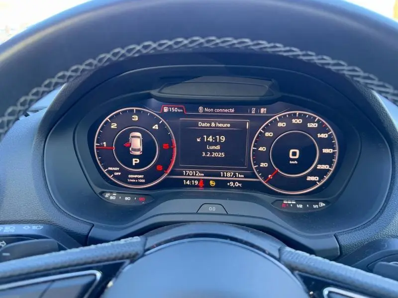 Vue rapprochée du tableau de bord numérique de l'Audi Q2 30 TDI 2024, affichage clair avec compte-tours et vitesse.