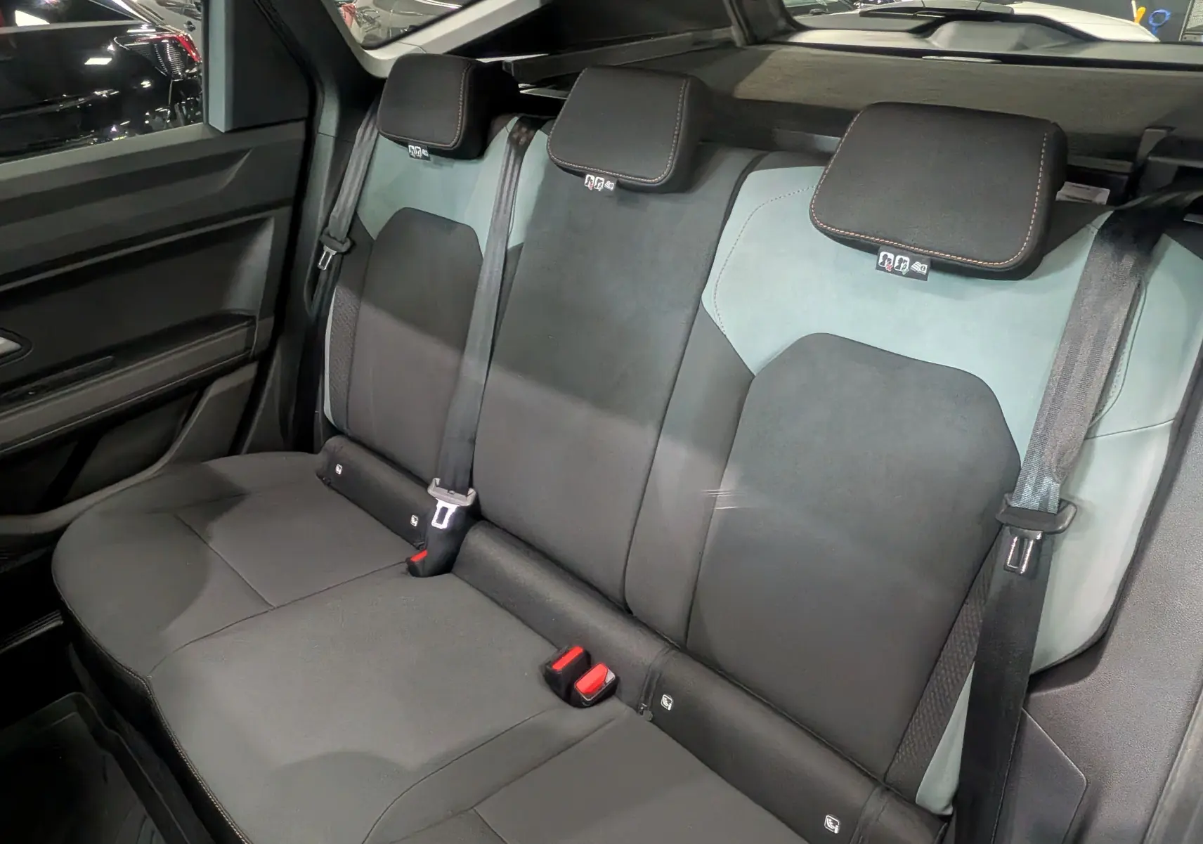 Vue intérieure sur la banquette arrière bicolore gris clair et noir du Dacia Bigster 2026 version Mild Hybrid.