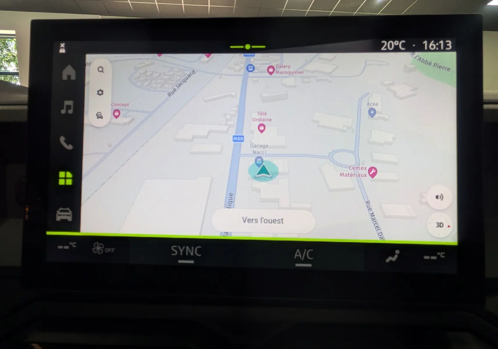 Écran tactile intérieur du Dacia Bigster 2026 affichant la navigation GPS avec carte et options climatisation visibles.