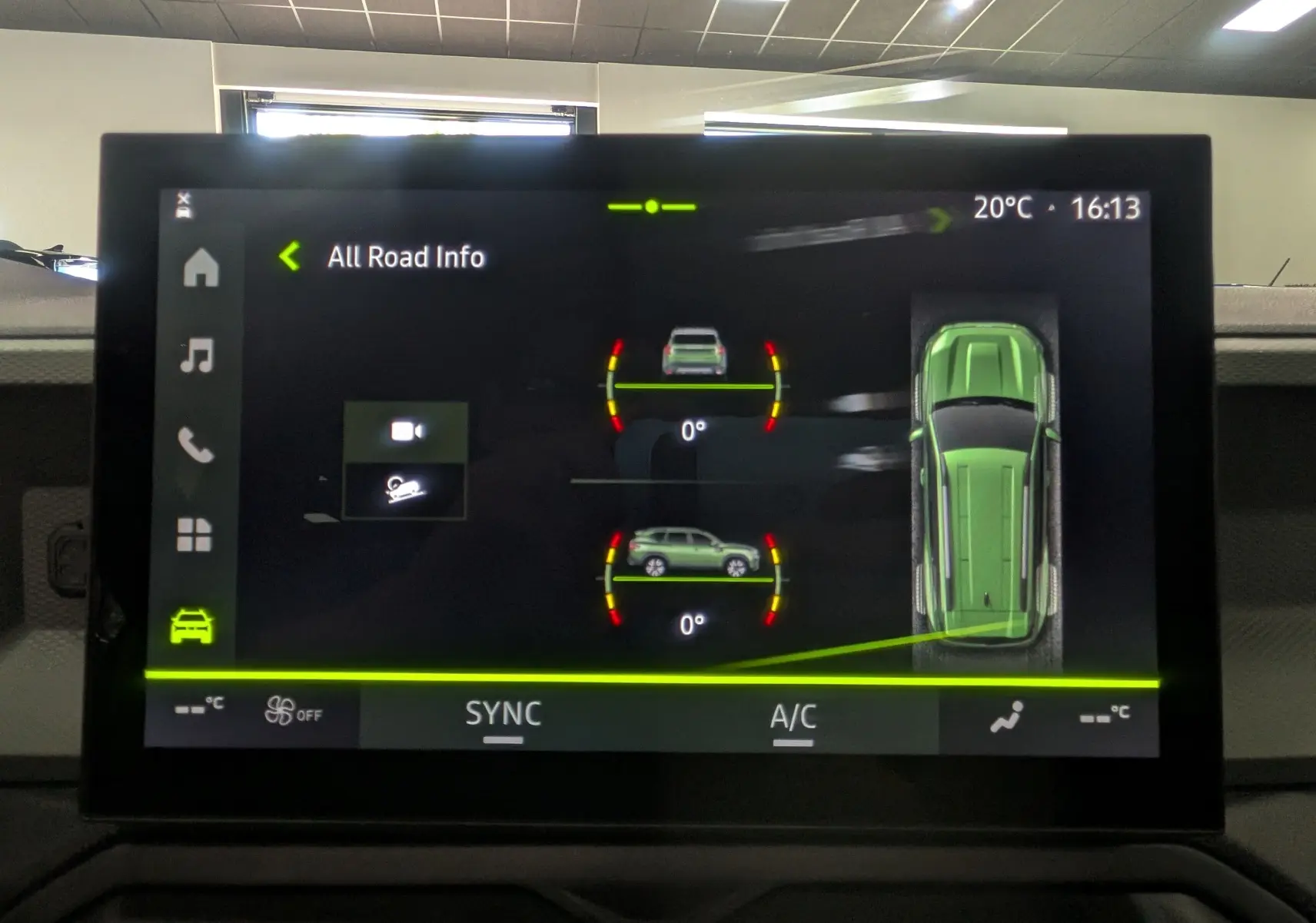 Écran tactile intérieur affichant l'info route et la vue 360° du Dacia Bigster Mild Hybrid gris Schiste.