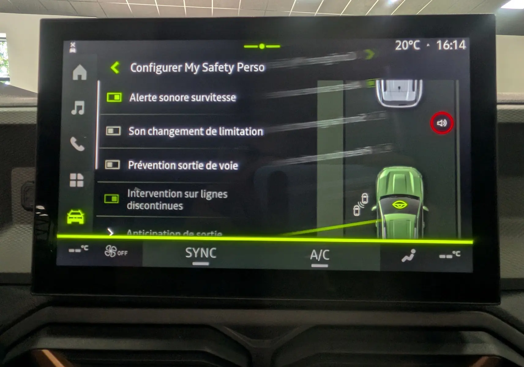 Écran tactile intérieur montrant les options de sécurité du Dacia Bigster 2026 avec interface moderne et graphique vert.