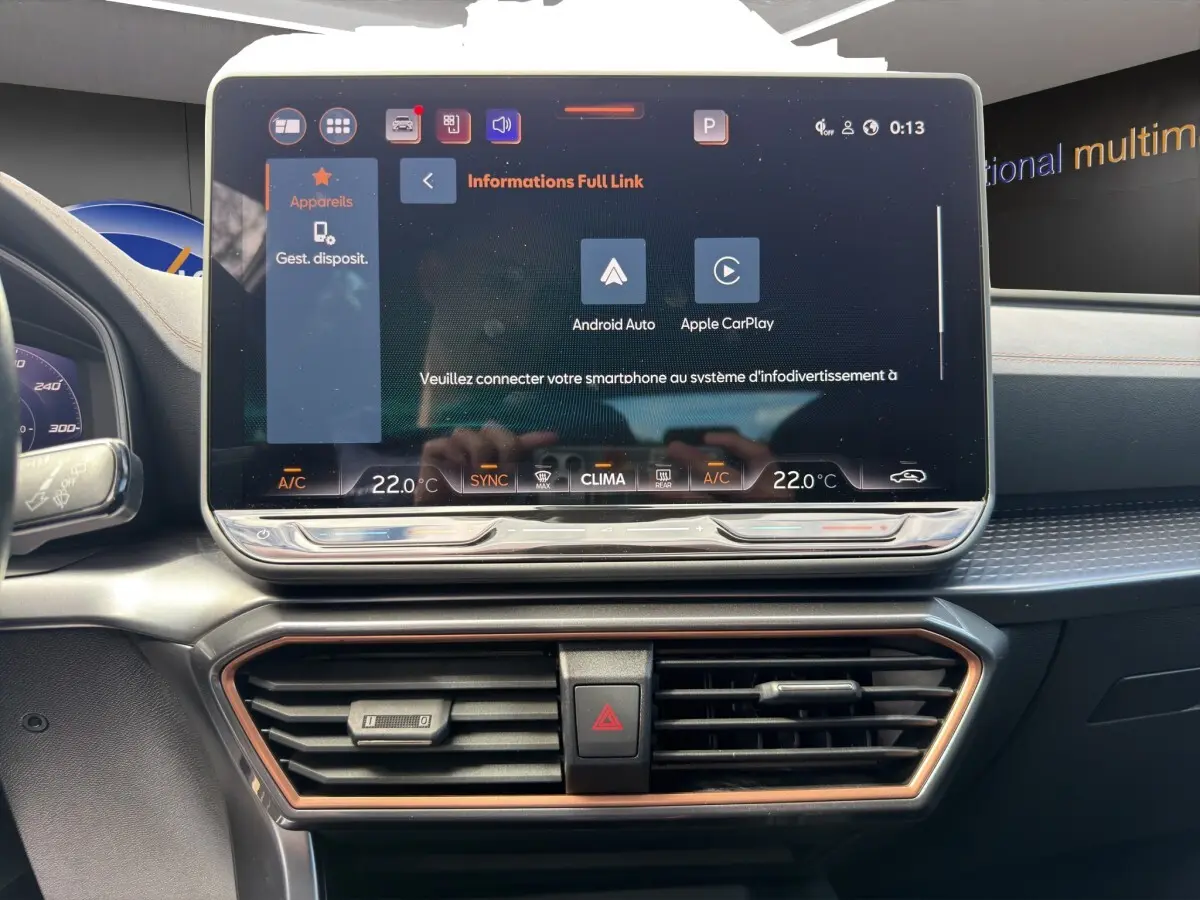 Vue rapprochée de l’écran tactile central du tableau de bord du CUPRA Formentor avec interface Android Auto et Apple CarPlay.