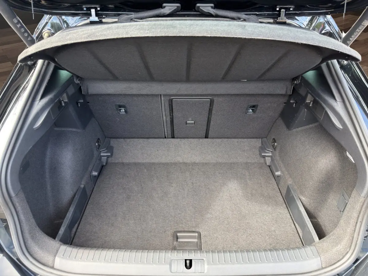 Coffre ouvert vu de face, intérieur gris foncé, espace de rangement propre et bien fini du CUPRA Formentor.