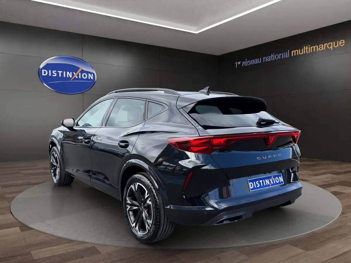 Vue 3/4 arrière droite d'un CUPRA Formentor noir brillant avec feux arrière LED et jantes alliage distinctives.